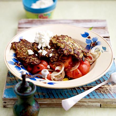 Zucchini-Hackpuffer mit Tomatensalat Rezept Zucchini-Hackpuffer mit Tomatensalat Rezept