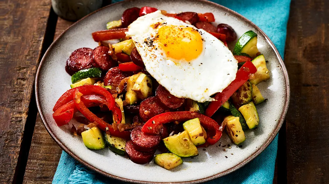 Zucchini-Kabanossi-Pfanne Rezept - Foto: LECKER @ Bauer Media Group Zucchini-Kabanossi-Pfanne Rezept - Foto: LECKER @ Bauer Media Group