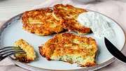 Zucchini-Kartoffel-Puffer Rezept - Foto: ShowHeroes für LECKER @ Bauer Media Group