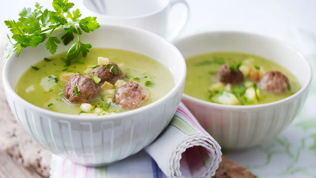 Zucchini-Kartoffel-Suppe mit Hackbällchen Rezept - Foto: LECKER @ Bauer Media Group Zucchini-Kartoffel-Suppe mit Hackbällchen Rezept - Foto: LECKER @ Bauer Media Group