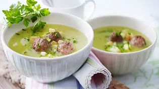 Zucchini-Kartoffel-Suppe mit Hackbällchen Rezept - Foto: LECKER @ Bauer Media Group Zucchini-Kartoffel-Suppe mit Hackbällchen Rezept - Foto: LECKER @ Bauer Media Group