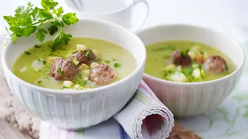 Zucchini-Kartoffel-Suppe mit Hackbällchen Rezept - Foto: LECKER @ Bauer Media Group Zucchini-Kartoffel-Suppe mit Hackbällchen Rezept - Foto: LECKER @ Bauer Media Group