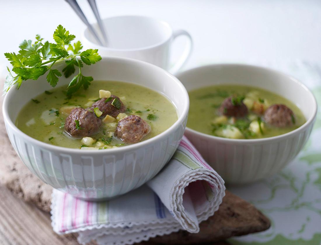 Zucchini-Kartoffel-Suppe mit Hackbällchen Rezept | LECKER