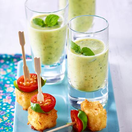Zucchini-Lassi und panierte Fetawürfel mit Kirschtomaten und Basilikum Rezept Zucchini-Lassi und panierte Fetawürfel mit Kirschtomaten und Basilikum Rezept