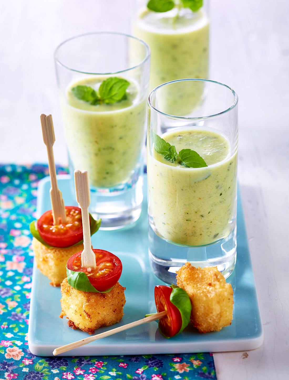 Zucchini-Lassi und panierte Fetawürfel mit Kirschtomaten und Basilikum ...