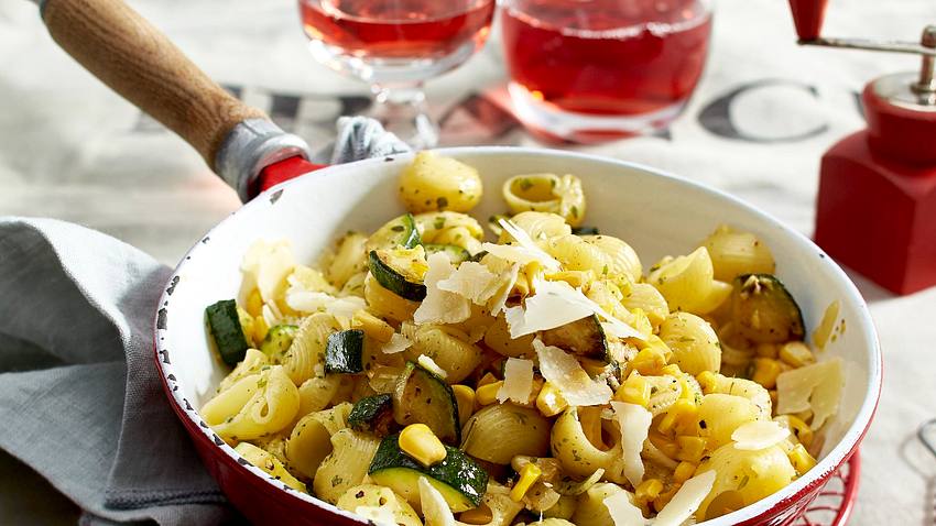Zucchini-Mais-Nudeln Rezept - Foto: House of Food / Bauer Food Experts KG