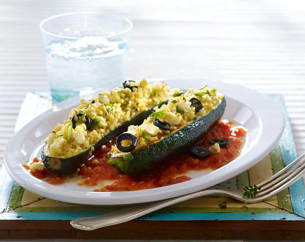 Zucchini mit Bulgur-Oliven-Füllung auf Tomatensoße Rezept Zucchini mit Bulgur-Oliven-Füllung auf Tomatensoße Rezept