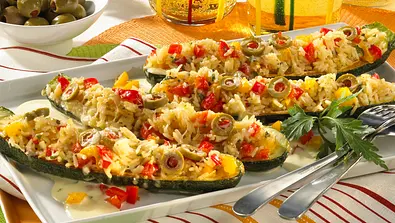 Zucchini mit buntem Reis gefüllt Rezept - Foto: LECKER @ Bauer Media Group