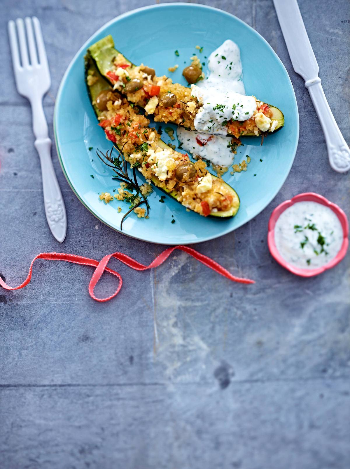 Zucchini mit Gemüse-Bulgur-Füllung Rezept