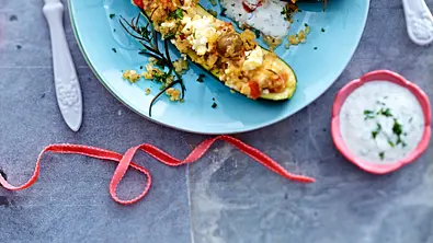 Zucchini mit Gemüse-Bulgur-Füllung Rezept - Foto: LECKER @ Bauer Media Group