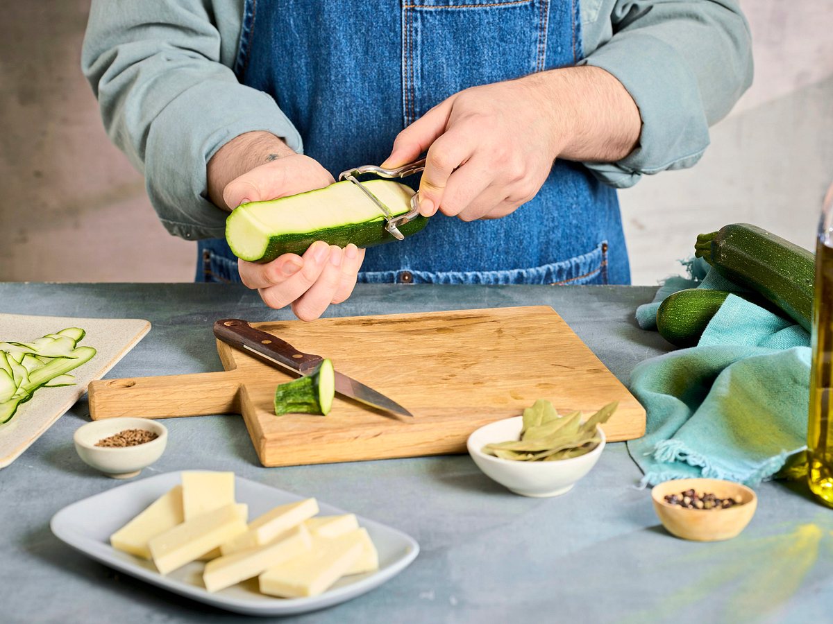 Zucchini in Scheiben schneiden