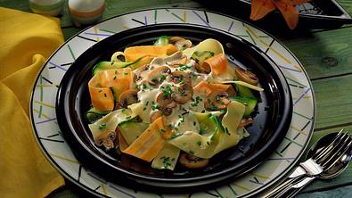 Zucchini-Möhren-Gemüse mit Bandnudeln Rezept - Foto: LECKER @ Bauer Media Group