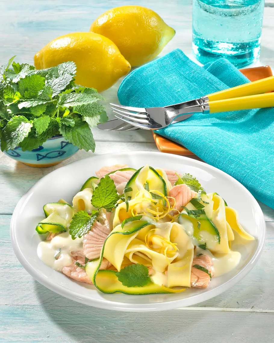 Zucchini-Nudeln mit Lachs Rezept Zucchini-Nudeln mit Lachs Rezept