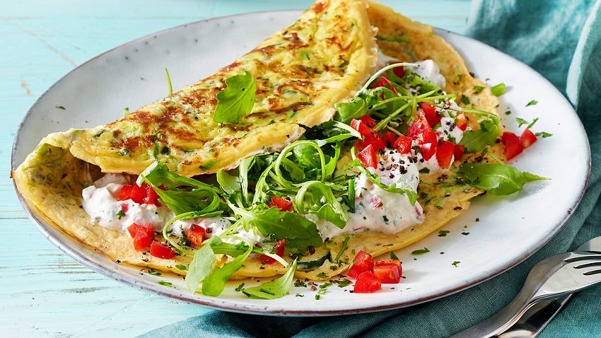 Zucchini-Omelett mit Paprika-Quark Rezept - Foto: House of Food / Bauer Food Experts KG
