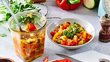 Zucchini-Paprika-Letscho Rezept - Foto: LECKER @ Bauer Media Group Zucchini-Paprika-Letscho Rezept - Foto: LECKER @ Bauer Media Group