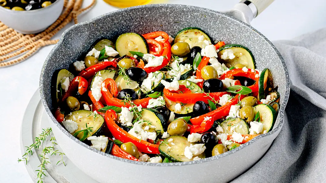 Zucchini-Paprika-Pfanne Rezept - Foto: ShowHeroes für LECKER @ Bauer Media Group Zucchini-Paprika-Pfanne Rezept - Foto: ShowHeroes für LECKER @ Bauer Media Group