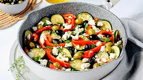Zucchini-Paprika-Pfanne Rezept - Foto: ShowHeroes für LECKER @ Bauer Media Group Zucchini-Paprika-Pfanne Rezept - Foto: ShowHeroes für LECKER @ Bauer Media Group