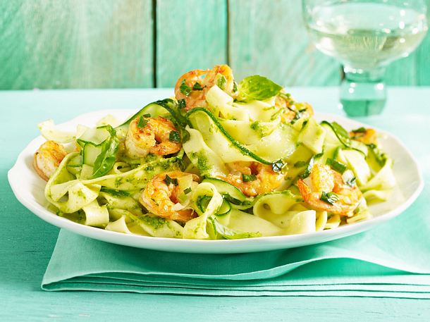 Zucchini-Pasta mit Limonenpesto und Garnelen Rezept
