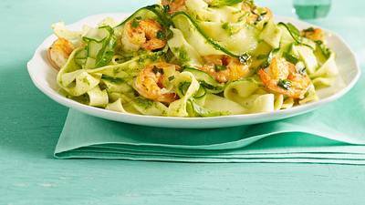 Zucchini-Pasta mit Limonenpesto und Garnelen Rezept - Foto: House of Food / Bauer Food Experts KG