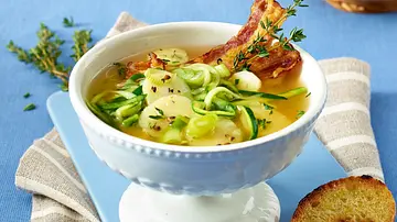 Zucchini-Pastinaken-Suppe mit Bacon Rezept - Foto: LECKER @ Bauer Media Group Zucchini-Pastinaken-Suppe mit Bacon Rezept - Foto: LECKER @ Bauer Media Group