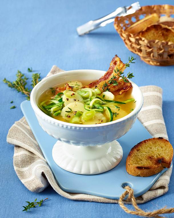 Zucchini-Pastinaken-Suppe mit Bacon Rezept | LECKER
