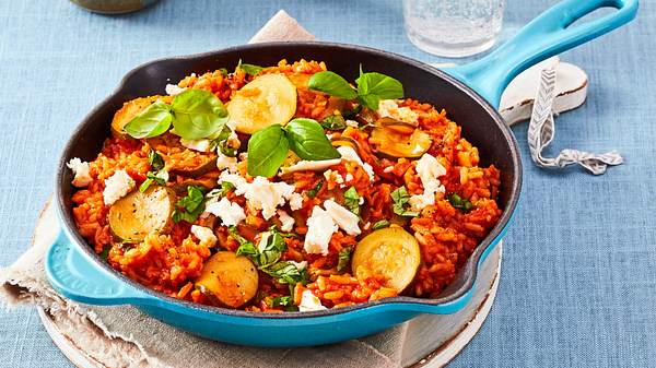 Zucchini-Pfanne im Risotto-Stil in einer türkisfarbenen Pfanne - Foto: House of Food / Food Experts KG