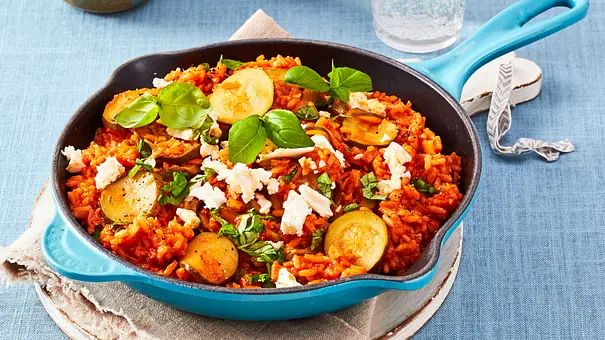 Zucchini-Pfanne im Risotto-Stil in einer türkisfarbenen Pfanne - Foto: LECKER @ Bauer Media Group Zucchini-Pfanne im Risotto-Stil in einer türkisfarbenen Pfanne - Foto: LECKER @ Bauer Media Group