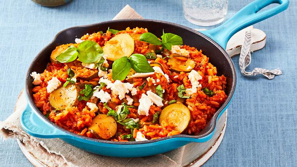Zucchini-Pfanne im Risotto-Stil in einer türkisfarbenen Pfanne - Foto: House of Food / Food Experts KG