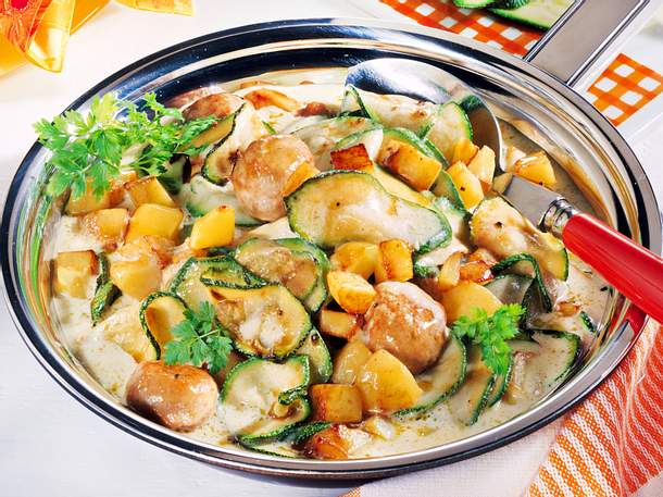 Zucchini-Pfanne mit Wurstklößchen Rezept