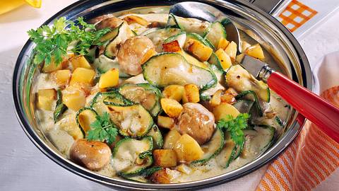 Zucchini-Pfanne mit Wurstklößchen Rezept - Foto: House of Food / Bauer Food Experts KG