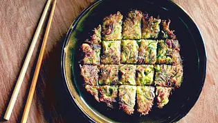 Zucchini-Pfannkuchen mit würzigem Twist Rezept - Foto: Image Professionals