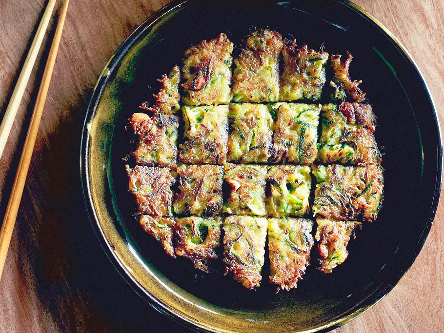 Zucchini-Pfannkuchen mit würzigem Twist Rezept Zucchini-Pfannkuchen mit würzigem Twist Rezept