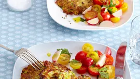 Zucchini-Puffer mit Tomatensalat Rezept - Foto: LECKER @ Bauer Media Group Zucchini-Puffer mit Tomatensalat Rezept - Foto: LECKER @ Bauer Media Group
