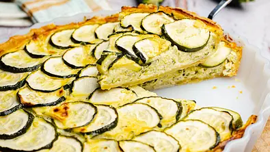 Zucchini-Quiche Rezept - Foto: ShowHeroes für LECKER @ Bauer Media Group