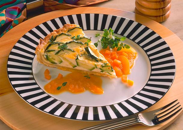 Zucchini-Quiche mit Möhren-Aprikosen-Soße Rezept Zucchini-Quiche mit Möhren-Aprikosen-Soße Rezept