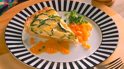 Zucchini-Quiche mit Möhren-Aprikosen-Soße Rezept - Foto: LECKER @ Bauer Media Group