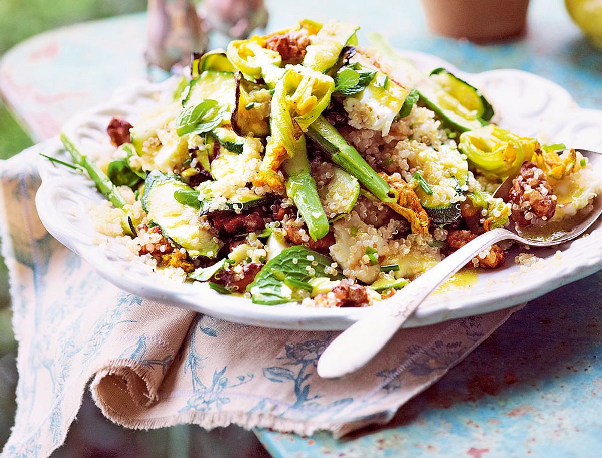 Zucchini-Quinoa-Salat mit Halloumi und Röstnüssen Rezept