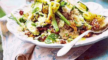 Zucchini-Quinoa-Salat mit Halloumi und Röstnüssen Rezept - Foto: LECKER @ Bauer Media Group Zucchini-Quinoa-Salat mit Halloumi und Röstnüssen Rezept - Foto: LECKER @ Bauer Media Group