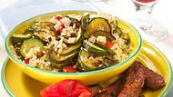 Zucchini-Reis-Pfanne mit Ćevapčići Rezept - Foto: LECKER @ Bauer Media Group Zucchini-Reis-Pfanne mit Ćevapčići Rezept - Foto: LECKER @ Bauer Media Group