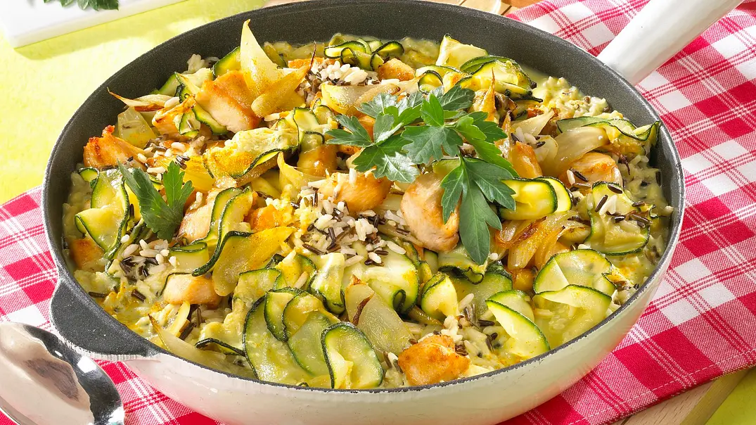 Zucchini-Reispfanne mit Hähnchen Rezept - Foto: LECKER @ Bauer Media Group Zucchini-Reispfanne mit Hähnchen Rezept - Foto: LECKER @ Bauer Media Group