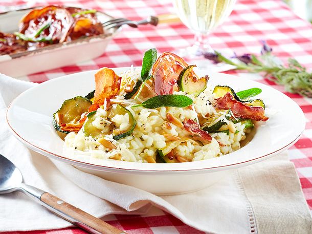 Zucchini-Risotto mit Knusper-Pancetta Rezept Zucchini-Risotto mit Knusper-Pancetta Rezept