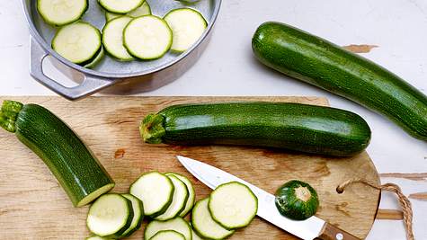 Zucchini schmeckt auch im rohen Zustand - Foto: Food & Foto Experts