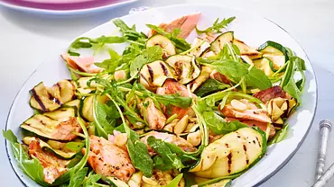 Zucchini-Salat mit Lachs Rezept - Foto: LECKER @ Bauer Media Group Zucchini-Salat mit Lachs Rezept - Foto: LECKER @ Bauer Media Group