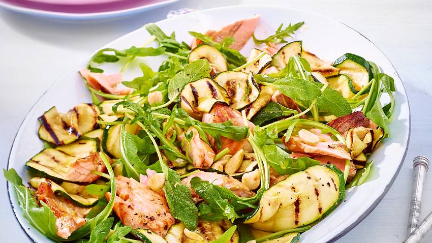 Zucchini-Salat mit Lachs Rezept - Foto: House of Food / Bauer Food Experts KG