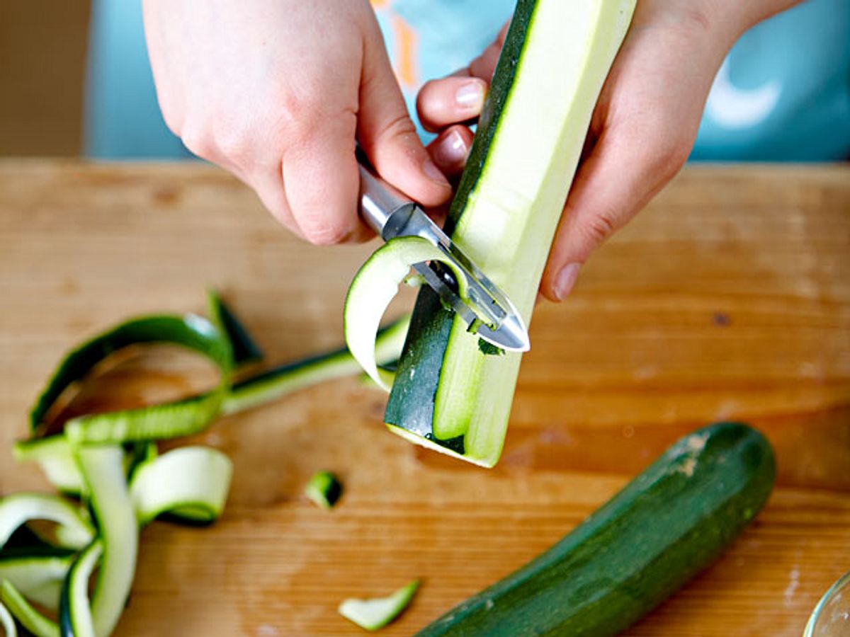 Zucchinistreifen abschälen