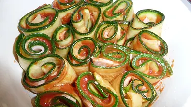 Zucchini-Schinken-Röllchen Rezept - Foto: LECKER @ Bauer Media Group