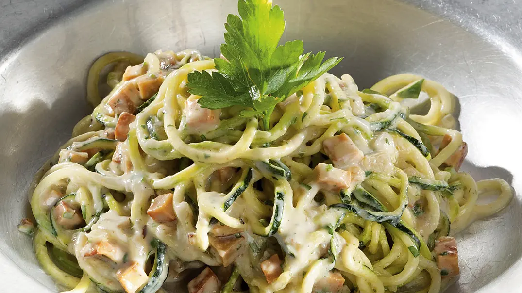 Zucchini-Spaghetti alla carbonara Rezept - Foto: LECKER @ Bauer Media Group Zucchini-Spaghetti alla carbonara Rezept - Foto: LECKER @ Bauer Media Group