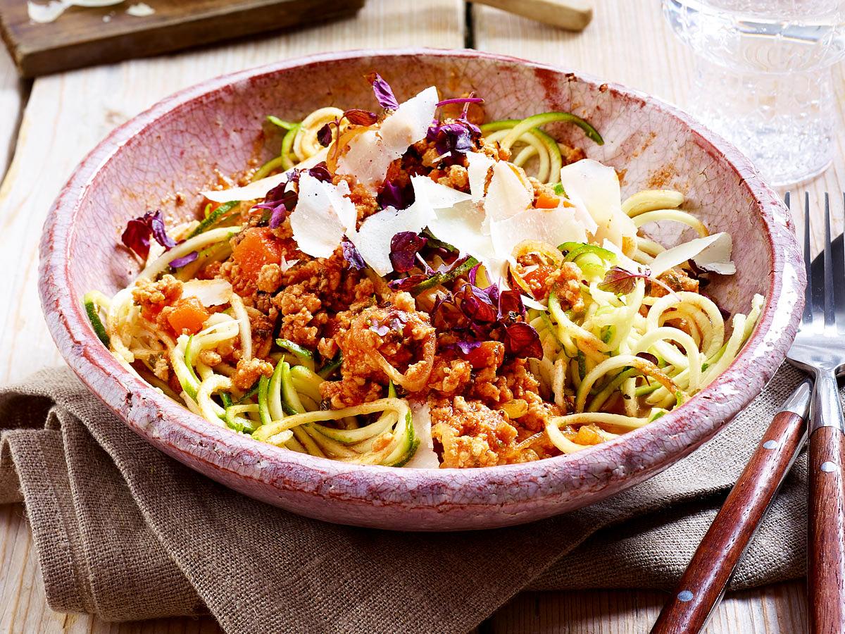 Zucchini-Spaghetti mit Geflügel-Bolognese