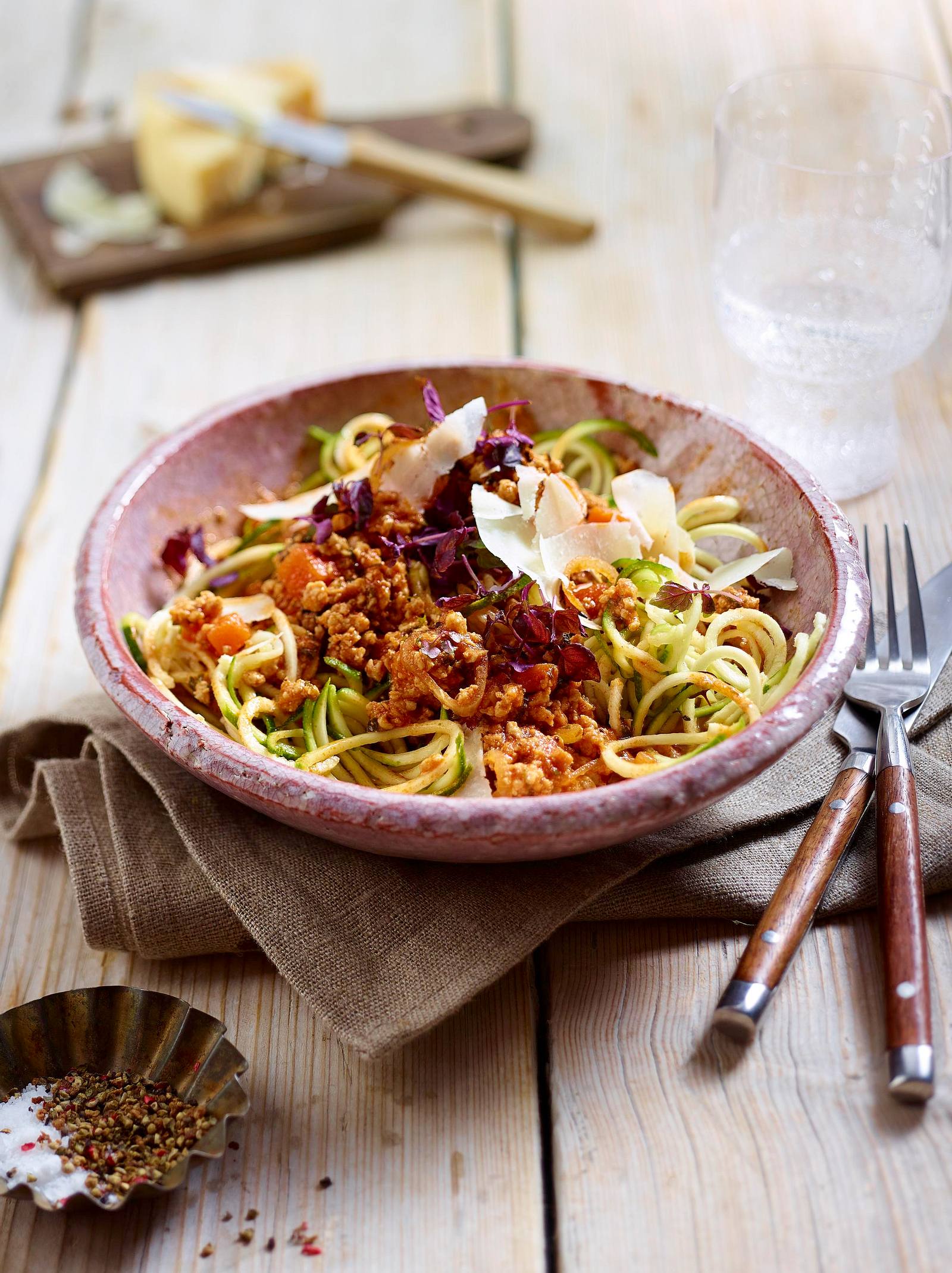 Zucchini-Spaghetti mit Geflügel-Bolognese Rezept | LECKER