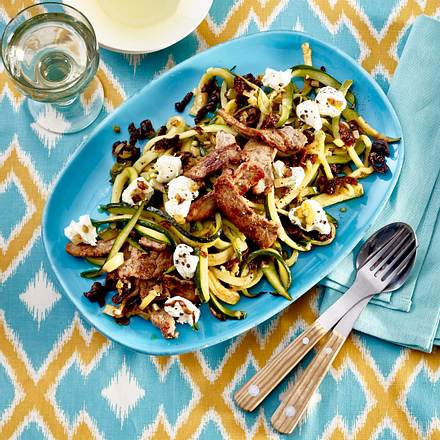 Zucchini-Spaghetti mit Ziegenfrischkäse und Steakstreifen Rezept Zucchini-Spaghetti mit Ziegenfrischkäse und Steakstreifen Rezept